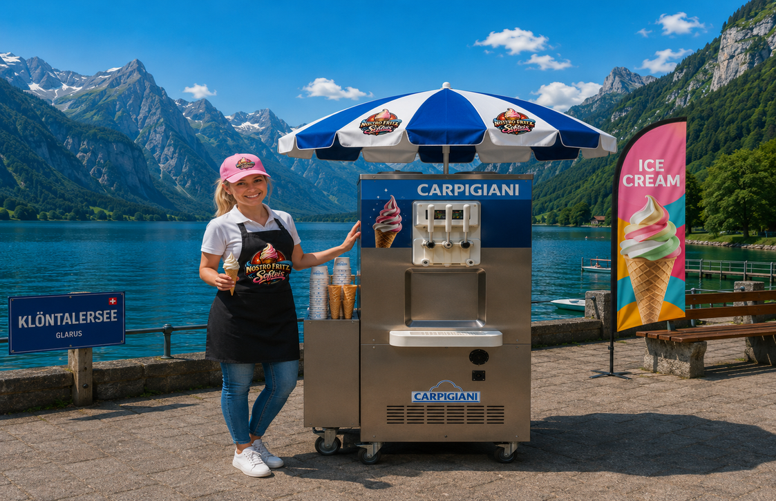 Frau mit Softeismaschine und Eis am See in den Bergen, Schweiz