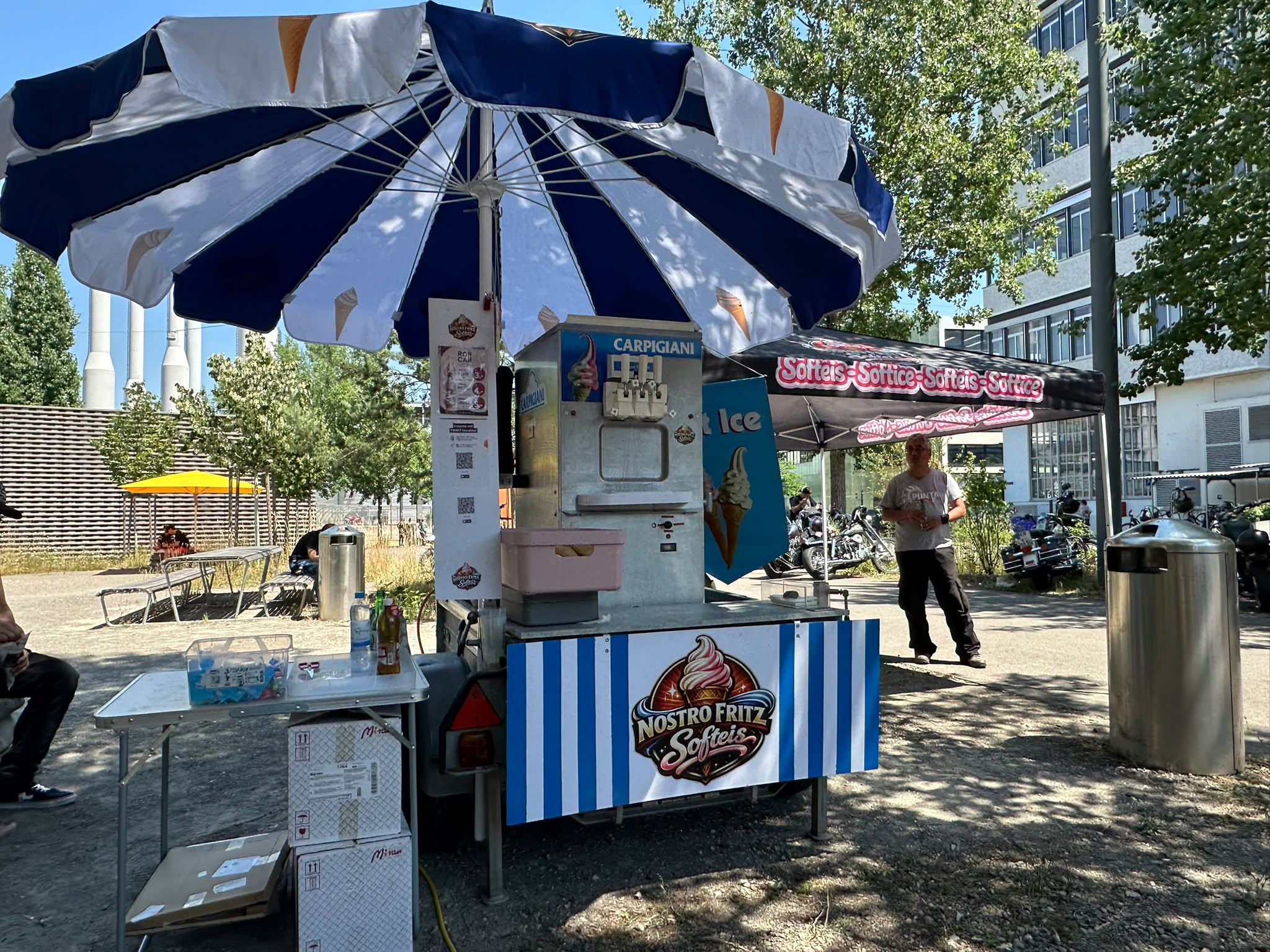 Softeismaschine von Nostro Fritz mit Eisbecher-Motiv, bereit für Events.