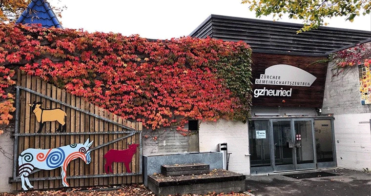 Eingang des Gemeinschaftszentrums Heuried in Zürich